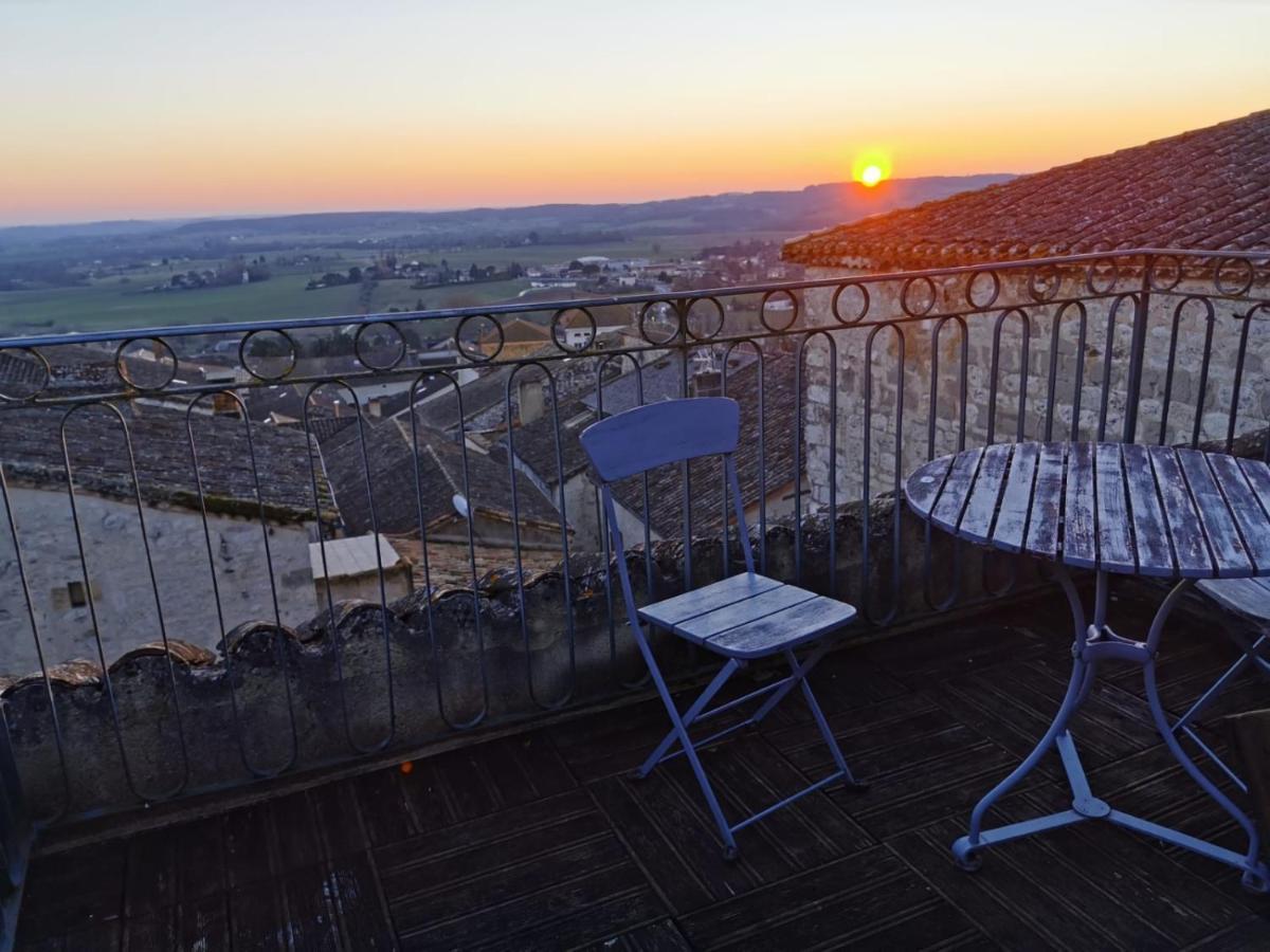 Maison De Charme Spacieuse, Terrasse Et Vue Sur La Place Monflanquin Exterior photo