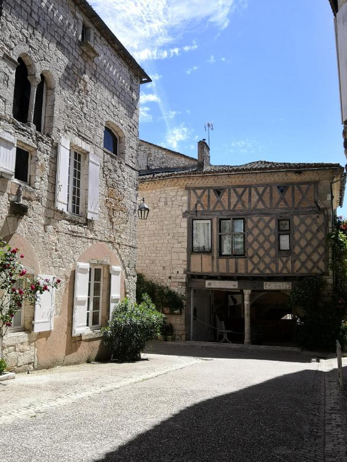 Maison De Charme Spacieuse, Terrasse Et Vue Sur La Place Monflanquin Exterior photo