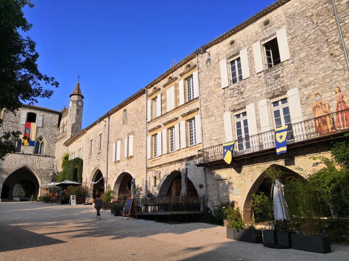 Maison De Charme Spacieuse, Terrasse Et Vue Sur La Place Monflanquin Exterior photo