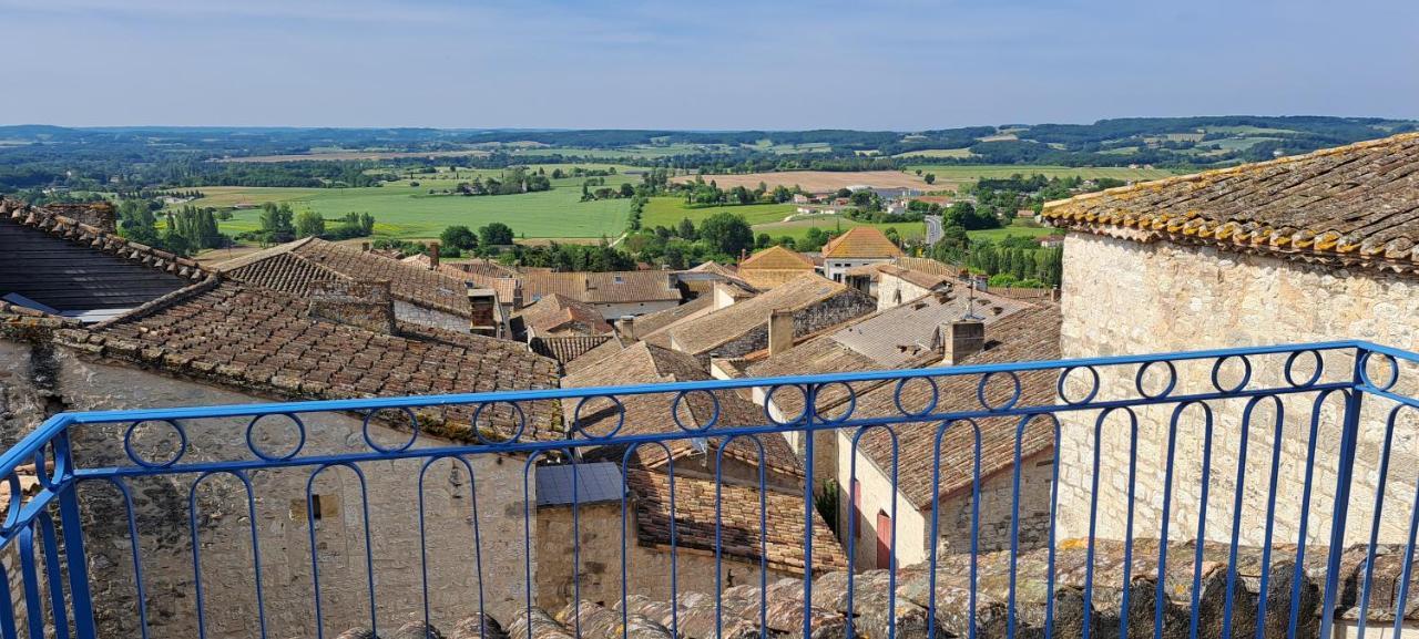 Maison De Charme Spacieuse, Terrasse Et Vue Sur La Place Monflanquin Exterior photo